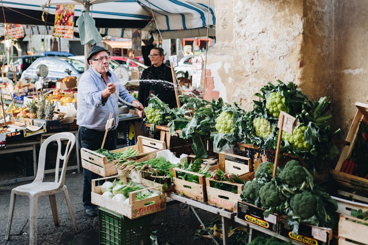 Mercato biologico locale con produttori e clienti